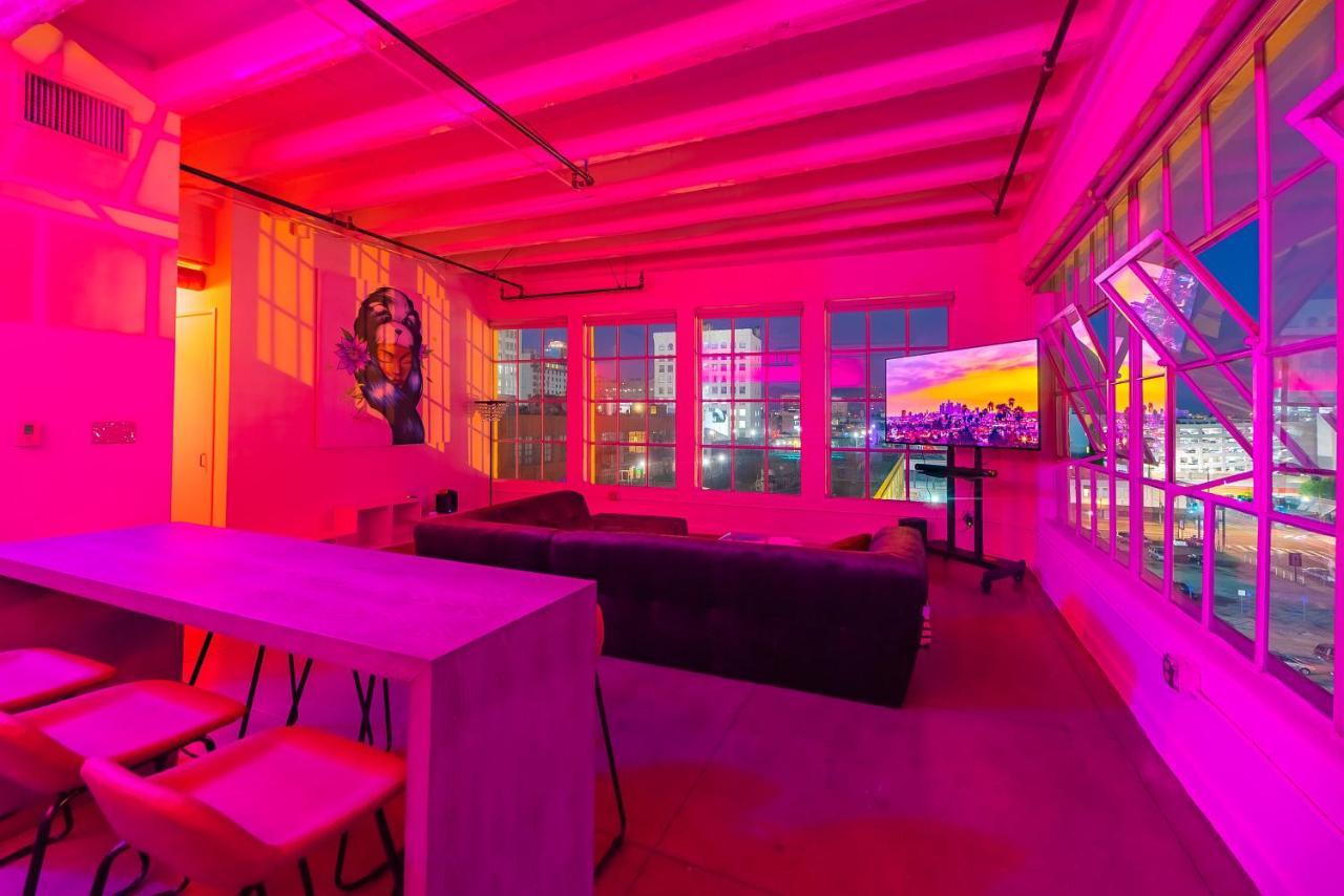 Stunning Downtown La 2 Bedroom/ 2 Bathroom Loft With Private Balcony. *
