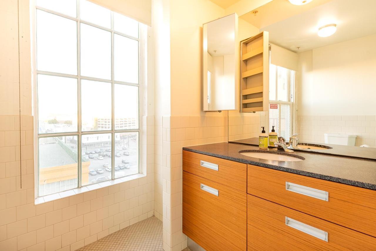 Stunning Downtown La 2 Bedroom/ 2 Bathroom Loft With Private Balcony. Apartment Los Angeles