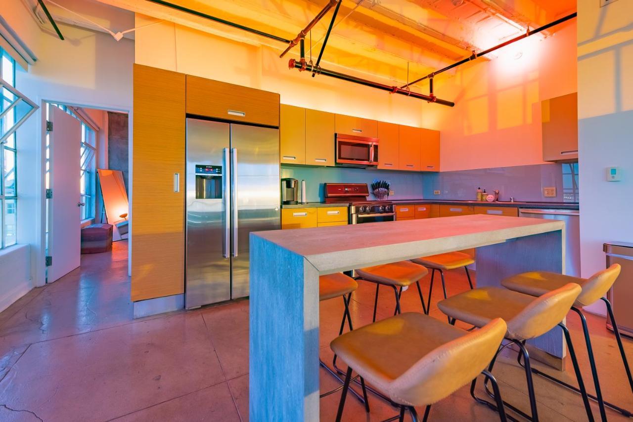 Stunning Downtown La 2 Bedroom/ 2 Bathroom Loft With Private Balcony. *