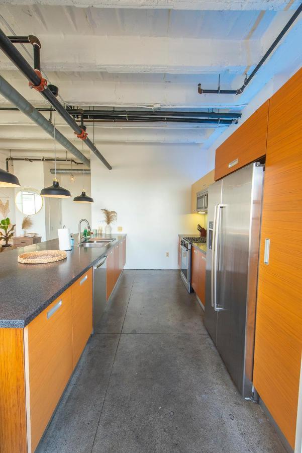 Stunning Downtown La 2 Bedroom/ 2 Bathroom Loft With Private Balcony. Apartment *