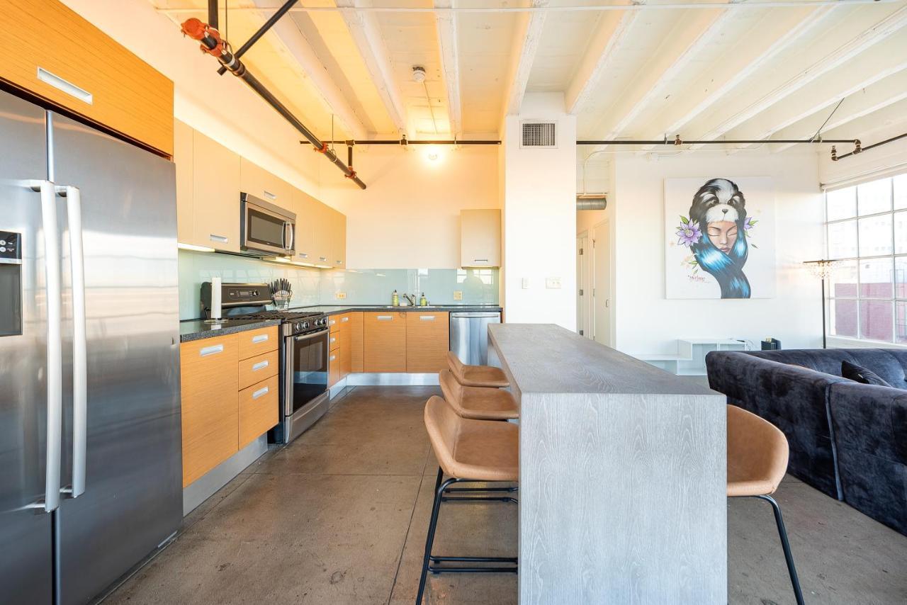 Stunning Downtown La 2 Bedroom/ 2 Bathroom Loft With Private Balcony. Los Angeles