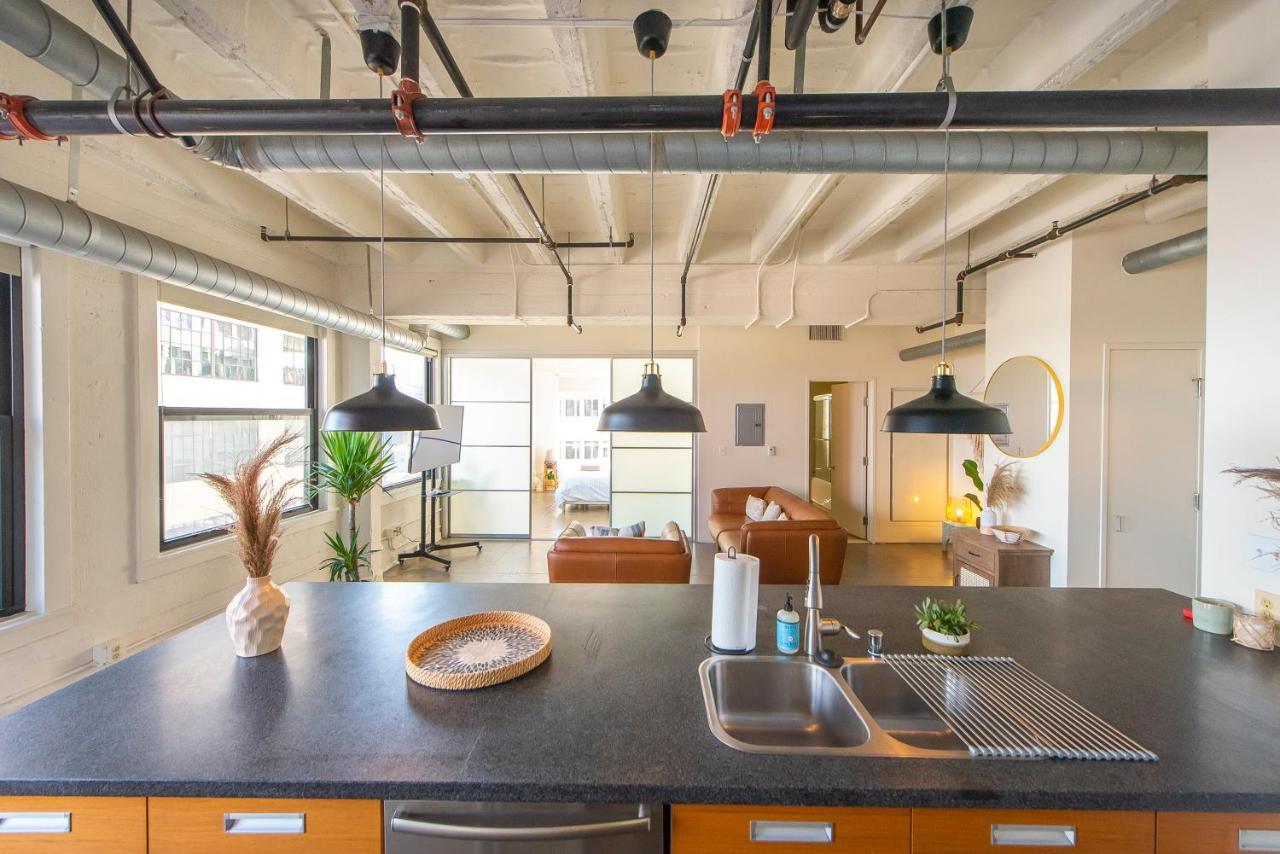 Stunning Downtown La 2 Bedroom/ 2 Bathroom Loft With Private Balcony. Appartamento