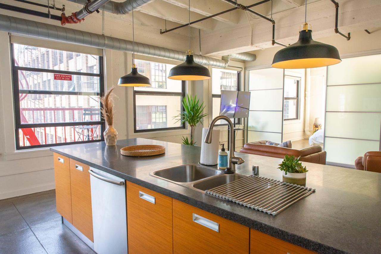Stunning Downtown La 2 Bedroom/ 2 Bathroom Loft With Private Balcony. Apartment