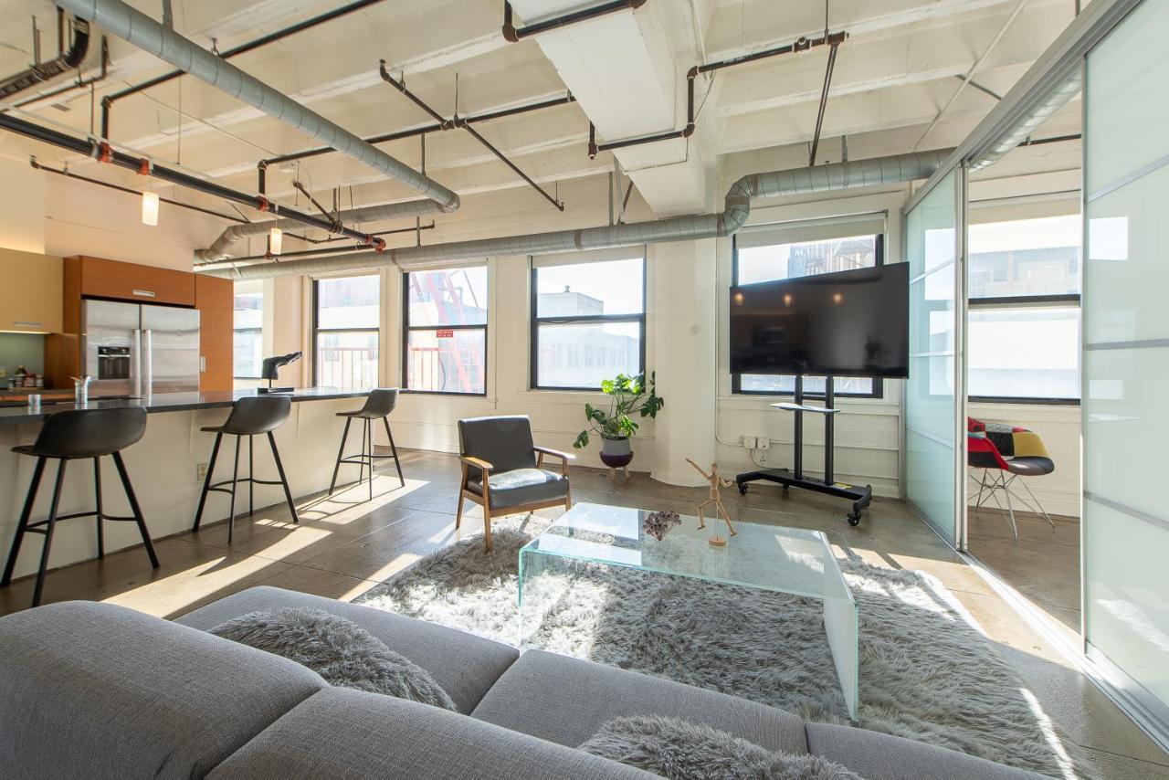 Stunning Downtown La 2 Bedroom/ 2 Bathroom Loft With Private Balcony. Appartamento